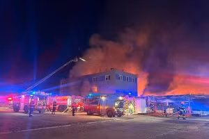 Lực lượng cứu hỏa được điều động đến hiện trường để dập tắt đám cháy, ngày 20/3/2026