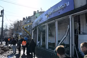 Các quầy hàng trong trung tâm mua sắm ở Bryansk bị hư hại sau cuộc tấn công tên lửa của Ukraine.