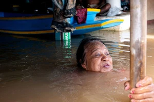 Mưa gió mùa lớn kéo dài nhiều ngày ở nam Thái Lan gây ngập lụt, dân phải sơ tán hàng loạt.