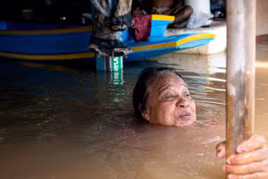 Mưa gió mùa lớn kéo dài nhiều ngày ở nam Thái Lan gây ngập lụt, dân phải sơ tán hàng loạt.