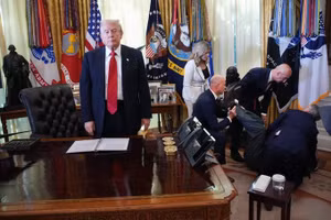 Giám đốc điều hành Công ty dược phẩm Novo Nordisk, Gordon Findlay, gục ngã ngay trước mặt Tổng thống Donald Trump, ngày 6/11/2025.