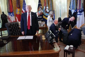 Giám đốc điều hành Công ty dược phẩm Novo Nordisk, Gordon Findlay, gục ngã ngay trước mặt Tổng thống Donald Trump, ngày 6/11/2025.