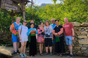 Khách du lịch nước ngoài đến trải nghiệm Homestay tại bản Hua Tạt, xã Vân Hồ.