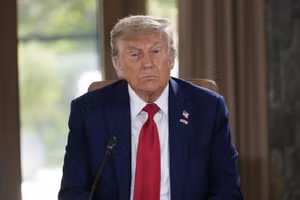 Tổng thống Mỹ Donald Trump cảnh báo mọi người hãy rời Iran càng sớm càng tốt.