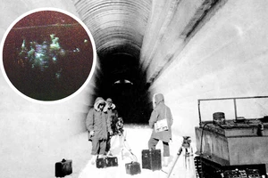 Trại Century dưới lớp băng ở Greenland.