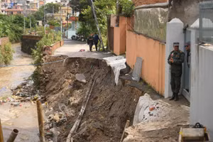 Lở đất đè sập một ngôi nhà khiến sáu người trong cùng một gia đình thiệt mạng, ngày 5/10/2025.