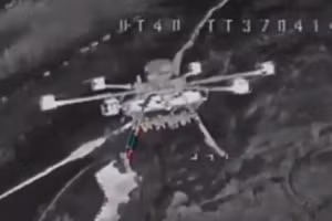 UAV đa cánh quạt của Ukraine bị UAV đánh chặn FPV của Nga truy đuổi.