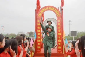 Các tân binh bước qua cổng vinh quang.