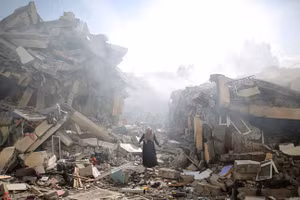 Khói bốc lên trên khu vực Khan Yunis sau cuộc không kích của Israel vào Gaza, ngày 19/10/2025.