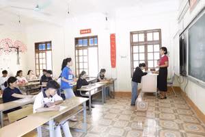 Thí sinh dự thi tại điểm thi trường THPT huyện Bắc Yên làm thủ tục.