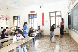 Thí sinh dự thi tại điểm thi trường THPT huyện Bắc Yên làm thủ tục.