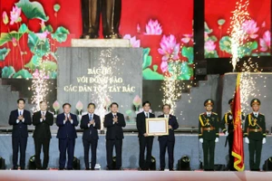 Ông Lê Minh Hoan, Phó Chủ tịch Quốc hội (người bên phải) chuyển trao Huân chương Lao động hạng Nhất cho Đảng bộ, chính quyền và Nhân dân các dân tộc tỉnh Sơn La.