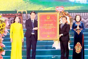 Bà Nguyễn Thị Thanh, Phó Chủ tịch Quốc hội trao Nghị quyết của Ủy ban Thường vụ Quốc hội về thành lập thị xã Mộc Châu.