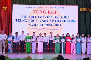 Các thầy, cô giáo nhận Chứng nhận đạt danh hiệu giáo viên dạy giỏi THCS cấp thành phố năm học 2024-2025. (Ảnh: Q. Anh)