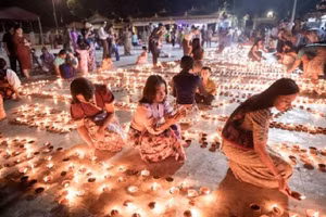 Lễ hội trăng tròn Thadingyut ở thị trấn Chaung U, miền trung Myanmar, ngày 6/10/2025.