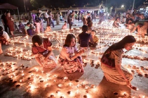Lễ hội trăng tròn Thadingyut ở thị trấn Chaung U, miền trung Myanmar, ngày 6/10/2025.