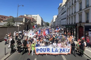 Biểu tình ở Paris yêu cầu chấm dứt viện trợ quân sự của Pháp cho Ukraine, ngày 29/6/2025.