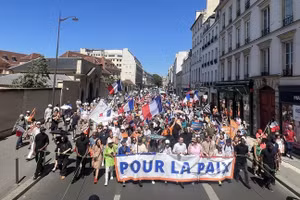 Biểu tình ở Paris yêu cầu chấm dứt viện trợ quân sự của Pháp cho Ukraine, ngày 29/6/2025. 