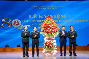 Ông Nguyễn Đình Việt, Chủ tịch UBND tỉnh Sơn La (người thứ 2 từ phải sang) tặng hoa Chánh Thanh tra tỉnh.