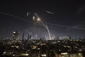 Hệ thống phòng không Iron Dome của Israel khai hỏa để đánh chặn tên lửa trên bầu trời Tel Aviv, Israel, đêm 13/6/2025.