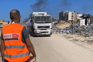 Xe tải viện trợ nhân đạo của Chương trình Lương thực Thế giới của Liên hợp quốc đến Gaza qua cửa khẩu biên giới Erez, ngày 26/9/2024.