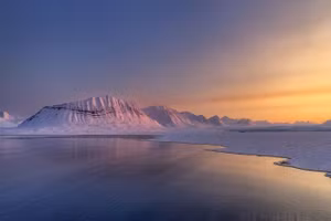 Spitsbergen có rất nhiều sông băng, gấu Bắc Cực, cáo Bắc Cực, tuần lộc và vịnh hẹp.