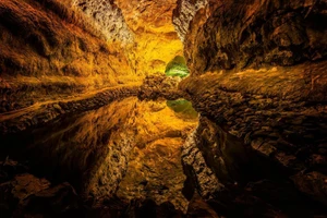 Cueva de los Verdes ở Lanzarote nổi tiếng với hình dáng và màu sắc ngoạn mục.