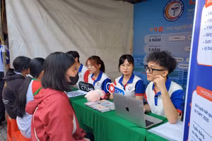 Học sinh đang được tư vấn các nội dung tuyển sinh của Trường ĐH Y Dược Cần Thơ, năm học 2024-2025. (Ảnh: Minh Hoàng)