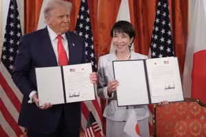 Tổng thống Mỹ Donald Trump (trái) và Thủ tướng Nhật Bản Sanae Takaichi tại Tokyo, ngày 28/10/2025.