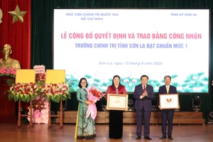 Ông Nguyễn Xuân Thắng trao Bằng công nhận cho Trường Chính trị tỉnh Sơn La.