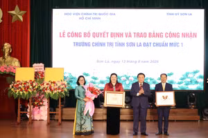 Ông Nguyễn Xuân Thắng trao Bằng công nhận cho Trường Chính trị tỉnh Sơn La.