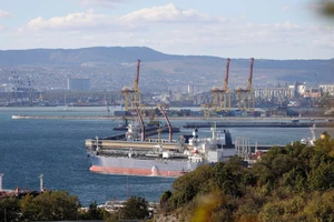 Một tàu chở dầu đang neo đậu tại khu phức hợp Sheskharis ở Novorossiysk, Nga.