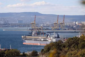Một tàu chở dầu đang neo đậu tại khu phức hợp Sheskharis ở Novorossiysk, Nga.