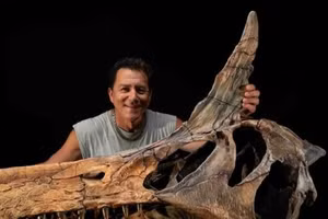 Nhà khảo cổ học Paul Sereno cùng với hóa thạch mới được phát hiện ở sa mạc Sahara.