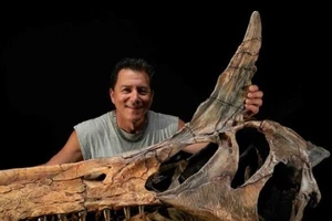 Nhà khảo cổ học Paul Sereno cùng với hóa thạch mới được phát hiện ở sa mạc Sahara.