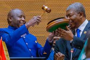 Tổng thống Cộng hòa Burundi, Evariste Ndayishimiye, (trái) được bầu làm chủ tịch AU, ngày 14/2/2026.