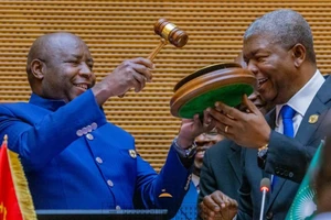 Tổng thống Cộng hòa Burundi, Evariste Ndayishimiye, (trái) được bầu làm chủ tịch AU, ngày 14/2/2026.