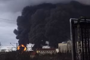 Kho dầu Triton nằm trong Khu phức hợp trung chuyển dầu Izmail ở Odessa bốc cháy dữ dội sau khi trúng đòn không kích bằng UAV của Nga, ngày 20/8/2025.