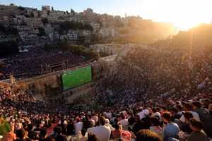 Người hâm mộ bóng đá tập trung xem trận đấu vòng bảng World Cup giữa Jordan và Algeria tại Nhà hát La Mã lịch sử, ngày 23/6/2026.