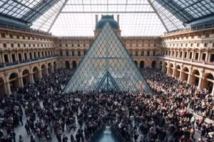 Bảo tàng Louvre ở Paris đã buộc phải đóng cửa hôm 18/6 vì nhân viên phàn nàn về điều kiện làm việc và quá đông du khách.