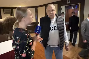 Ngoại trưởng Nga Sergey Lavrov thu hút sự chú ý với chiếc áo nỉ dài tay màu trắng in dòng chữ “CCCP”-chữ cái tiếng Nga của Liên Xô - ngang ngực.