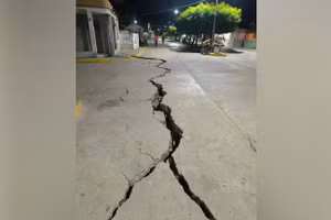 Đường sá bị hư hại do động đất ở Venezuela, ngày 25/9/2025.