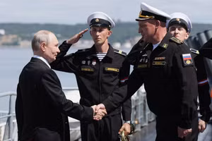 Tổng thống Nga Vladimir Putin gặp gỡ các thủy thủ trên tàu tuần dương tên lửa Varyag của Hạm đội Thái Bình Dương, ngày 12/8/2026.
