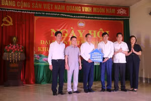 Phó trưởng ban Nội chính Trung ương trao tặng 5 nhà Đại đoàn kết cho Chủ tịch Mặt trận Tổ Quốc Việt Nam huyện Mai Sơn.