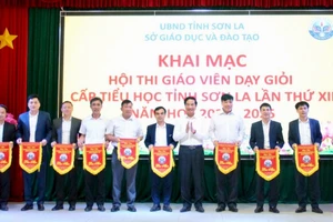 PGS.TS Nguyễn Huy Hoàng, Giám đốc Sở GD&ĐT tỉnh Sơn La trao cờ lưu niệm cho các đơn vị tham gia hội thi.