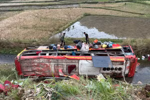 Xe khách bị lật dưới mương nước.