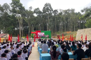 Học sinh trường THCS Phiêng Khoài trong tiết chào cờ.