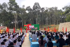 Học sinh trường THCS Phiêng Khoài trong tiết chào cờ.