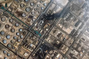 Nhà máy lọc dầu Ras Tanura ở Saudi Arabia bị hư hại nặng sau cuộc tấn công tên lửa của Iran, ngày 2/3/2026.
