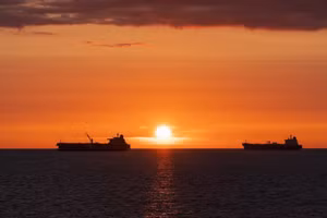 Gần 3.200 tàu đang chờ được phép đi qua eo biển Hormuz an toàn.